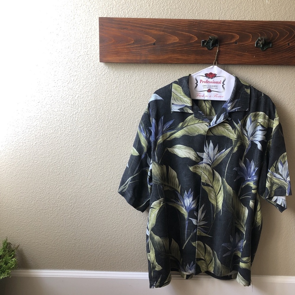 Vintage men’s Tommy Bahama tropical button down